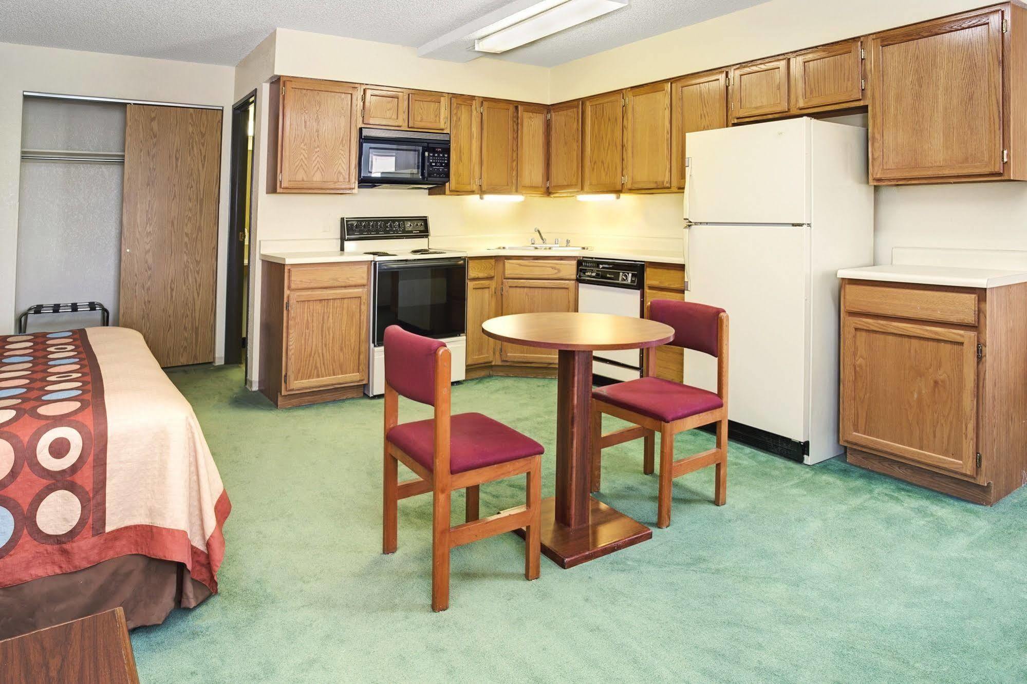 Super 8 By Wyndham Henderson North East Denver Eksteriør bilde